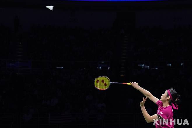 [쑤저우=신화/뉴시스] 안세영이 20일(현지시각) 중국 쑤저우에서 열린 2023 세계배드민턴연맹(BWF) 세계혼합단체선수권대회(수디르만컵) 말레이시아와의 준결승 여자 단식 카루파테반 레츠하나와 경기하고 있다. 안세영이 2-0(21-10 21-13)으로 완승했고 한국은 말레이시아를 최종 3-1로 꺾으며 6년 만에 이 대회 결승에 진출했다. 2023.05.20.