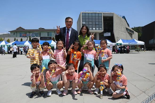 ‘2023년 서천군 복지박람회’가 2일 봄의 마을 광장에서 성황리에 막을 내렸다. 김기웅 서천군수가 박람회 참석자들과 기념사진을 찍고 있다. 2023. 06. 02 서천군 *재판매 및 DB 금지