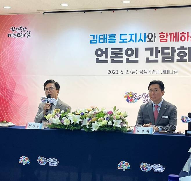 [아산=뉴시스] 박우경 기자=2일 김태흠 충남도지사가 2일 아산시 평생학습관에서 열린 언론인 간담회에서 교육비와 관련한 의견을 밝히고 있다. 2023.6.02. spacedust1@newsis.com *재판매 및 DB 금지