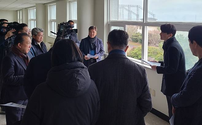 [제주=뉴시스] 제주도의회 행정자치위원회가 지난 2월 6일 오후 서귀포시 하원동 소재 옛 탐라대학교 부지를 찾아 제주도 관계자로부터 설명을 듣고 있다. (사진=제주도의회 제공) 2022.06.02. photo@newsis.com  *재판매 및 DB 금지