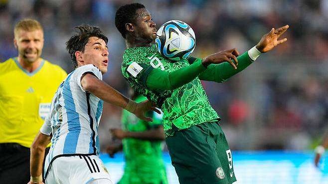 아르헨티나 페데리코 레돈도(왼쪽)와 나이지리아 살림 라왈(오른쪽)