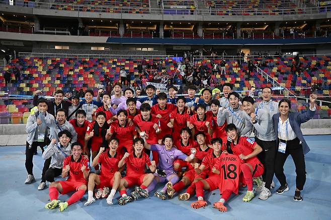 2일(한국시간) 아르헨티나 산티아고 델 에스테로 스타디움에서 열린 '2023 FIFA U20 월드컵' 대한민국과 에콰도르의 경기에서 3대2로 승리해 8강 진출에 성공한 대표팀 선수들이 김은중 감독을 비롯한 코치진과 함께 기념촬영을 하고 있다. 대한축구협회 제공