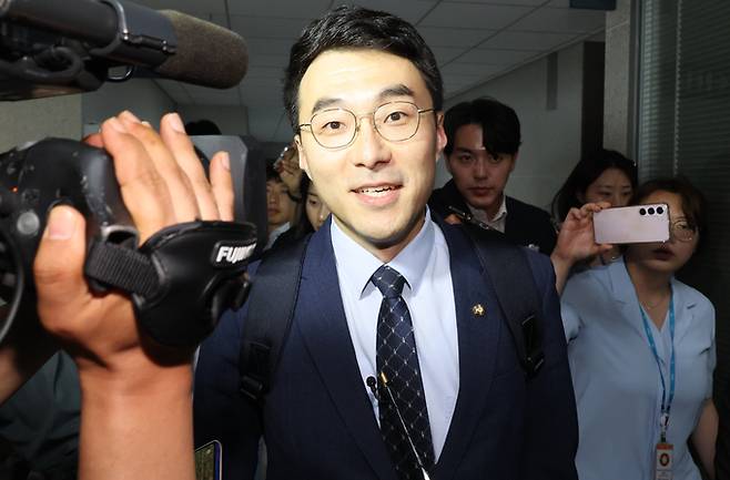 민주당을 탈당한 무소속 김남국 의원이 지난 5월 31일 국회 의원 사무실을 나오고 있다. 연합뉴스