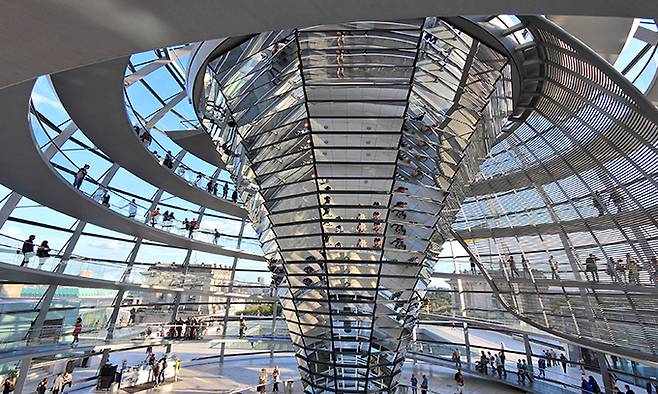 ‘국회의원을 국민의 발 아래 둔다’는 개념을 완성하고 동시에 하이테크를 이용해 빛을 실내로 반사시키는 친환경 기능까지 갖춘 독일의 ‘국회의사당’. 을유문화사 제공