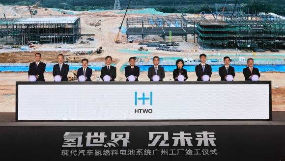 1일 중국 광둥성 광저우시 황푸구에서 현대차그룹의 수소연료전지시스템 생산기지 ‘HTWO 광저우’ 준공식이 열린 가운데 장재훈(왼쪽 여섯 번째), 현대차 사장, 리신(일곱 번째) 광둥성 정협 부주석 등이 기념사진을 찍고 있다. 현대차그룹 제공