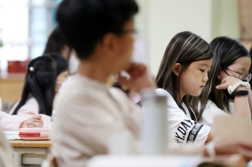 50여년 전 도입된 교육교부금 제도는 그사이 학령 인구가 급감했는데도 내국세의 20.79%를 무조건 떼주게 돼있어 비효율적 재원 배분이라는 지적이 끊이지 않고 있다. 사진은 1일 광주 서구 치평초등학교 수업 장면. 연합뉴스