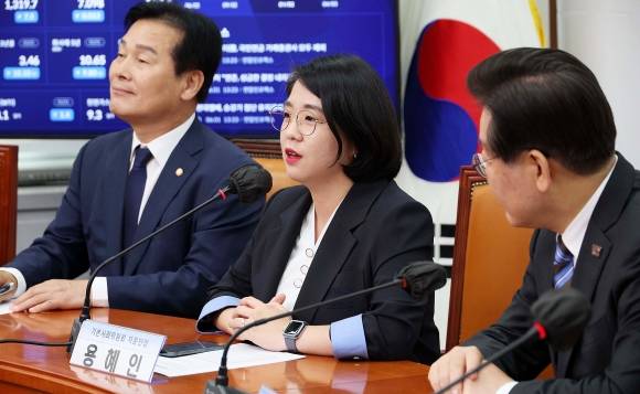 민주당 기본사회위원회 자문단장을 맡은 용혜인 기본소득당 의원이 1일 서울 여의도 국회에서 열린 더불어민주당 기본사회위원회 광역 기본사회위원장 임명장 수여식에서 인사말을 하고 있다. 2023.6.1 오장환 기자