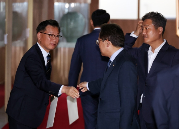 선거제 개편 여야 회동 - 2일 국회의장실에서 선거제 개편안을 논의한 국민의힘 이양수 원내수석부대표와 민주당 송기헌 원내수석부대표가 나오고 있다. 이날 김진표 국회의장은 ‘선거제 개편안’ 마련을 위한 ‘2+2 협의체’ 구성 여부를 논의했다. 연합뉴스