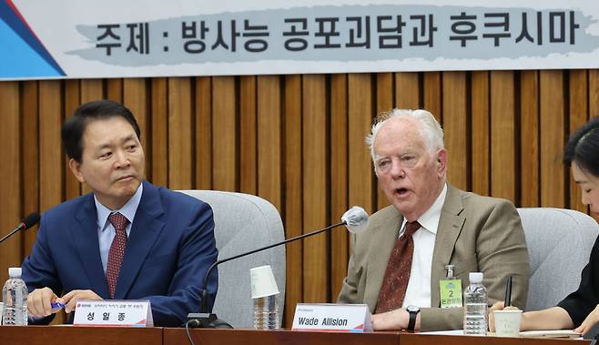 웨이드 앨리슨 옥스퍼드대 명예교수가 지난달 19일 서울 여의도 국회에서 열린 국민의힘 '우리바다 지키기 검증 TF' 초청간담회에서 '방사능 공포 괴담과 후쿠시마'를 주제로 강연하고 있다. ⓒ연합뉴스