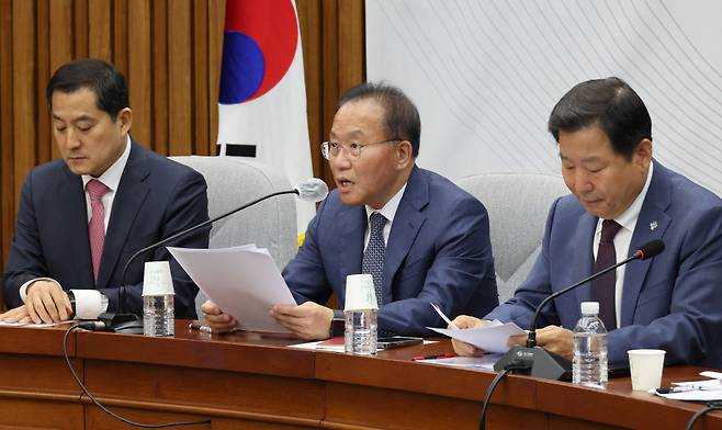 윤재옥 국민의힘 원내대표가 2일 국회에서 원내대책회의를 하고 있다. ⓒ연합뉴스