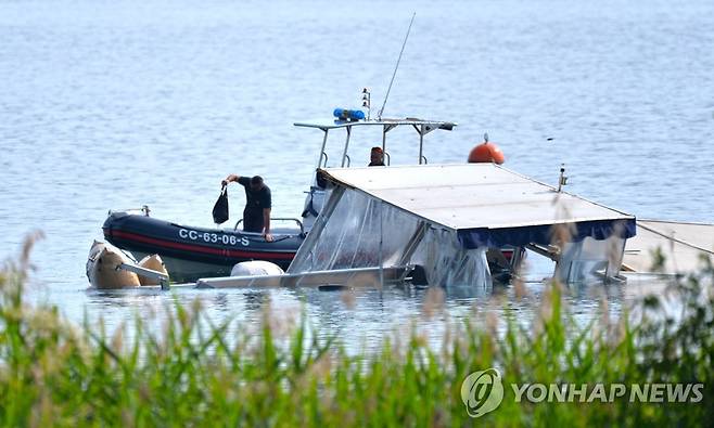 이탈리아 마조레 호수 보트 전복사고 (바레세[이탈리아] EPA=연합뉴스) 이탈리아 당국이 30일(현지시간) 북부 롬바르디아주 바레세 인근 세스토 칼렌데에 있는 마조레 호수에서 침몰한 관광용 보트 주변에서 작업하고 있다. 2023.05.30 photo@yna.co.kr