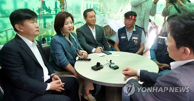 광양 농성장 방문한 민주당 의원들 (광양=연합뉴스) 장덕종 기자 = 더불어민주당 노동존중실천국회의원단이 2일 전남 광양제철소 앞 광양제철소 하청업체 농성장을 방문해 노조 관계자들과 간담회를 하고 있다. 2023.6.2 cbebop@yna.co.kr
