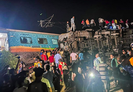 인도 동부 오디샤주에서 2일 오후(현지시간) 대규모 열차 탈선 사고가 발생해 최소 288명이 숨진 것으로 파악됐다. (사진=뉴시스)