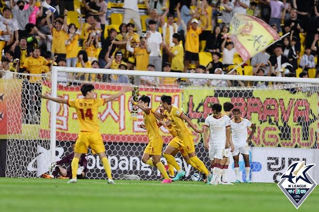 광주FC는 화끈한 공격력을 앞세워 포항스틸러스에 4-2 승리를 거뒀다. 사진=한국프로축구연맹