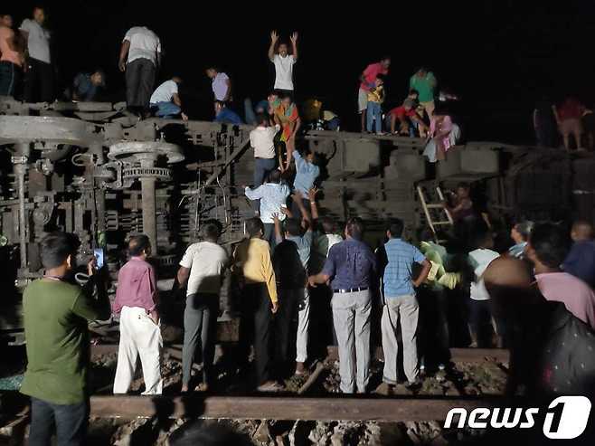 (서울=뉴스1) 정윤영 기자 = 인도 동부 오디샤주에서 열차 충돌 사고가 발생해 최소 50명이 사망하고 300명 이상이 부상했다. (트위터 갈무리)