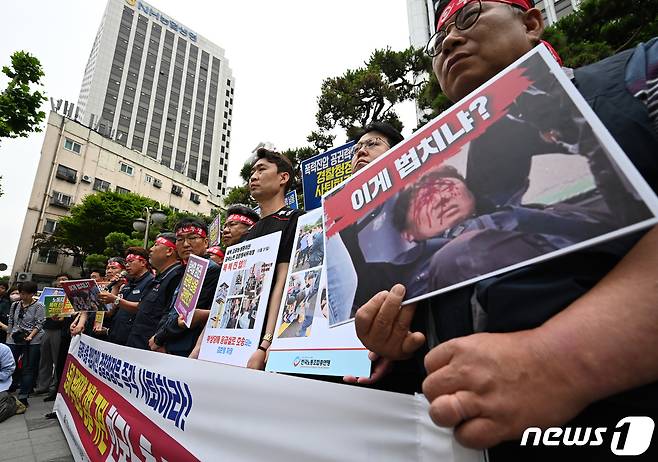 한국노총 김동명 위원장을 비롯한 금속노련 집행부들이 2일 오전 서울 서대문구 경찰청 앞에서 기자회견을 열고 지난 31일 새벽 포스코 하청노조의 농성 과정에서 발생한 경찰의 연이은 과잉 진압을 규탄하며 책임자 처벌을 촉구하고 있다. 2023.6.2/뉴스1 ⓒ News1 이동해 기자