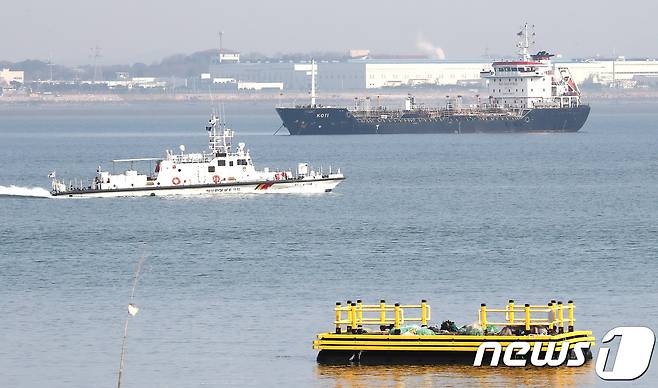 북한과 연계된 것으로 의심 받았던 파나마 선적 5100t급 유류 운반선 '코티(KOTI)'호(뒤쪽)(사진은 기사 내용과 무관함)2018.1.1ⓒ News1 오장환 기자