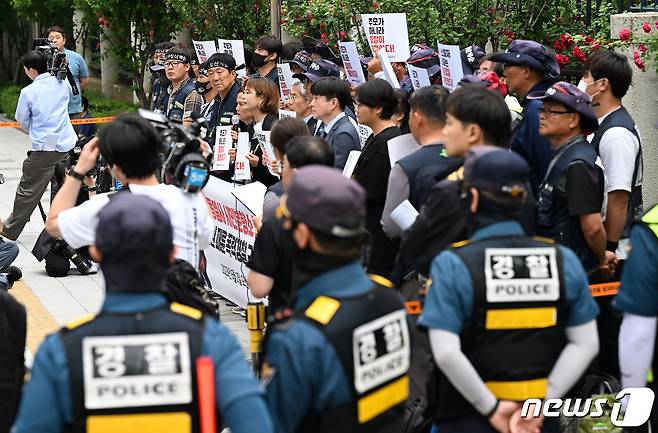 (서울=뉴스1) 김정현 김규빈 기자 = 3일 토요일에도 어김없이 서울 도심 곳곳에서 시민단체 및 진보·보수단체의 집회·시위가 열려 인도·차도에 혼잡이 발생했다. 2023.6.2/뉴스1 ⓒ News1 이동해 기자