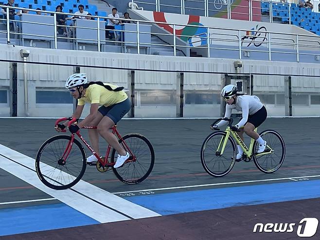 3일 오후 강원 양양사이클경기장에서 열린 제58회 강원도민체육대회 여자일반부 경륜 경기에서 나화린씨(노란색옷)가 경기를 펼치고 있다.2023.6.3 / 뉴스1 ⓒ News1 한귀섭 기자