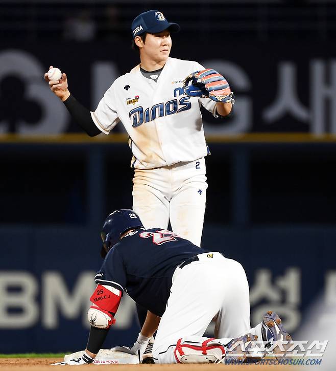 2023 KBO리그 NC 다이노스와 두산 베어스의 경기가 31일 창원NC파크에서 열렸다. 5회초 2사 두산 양의지가 안타를 날린 뒤 2루를 향해 몸을 날리고 있다. 창원=박재만 기자pjm@sportschosun.com/2023.05.31/