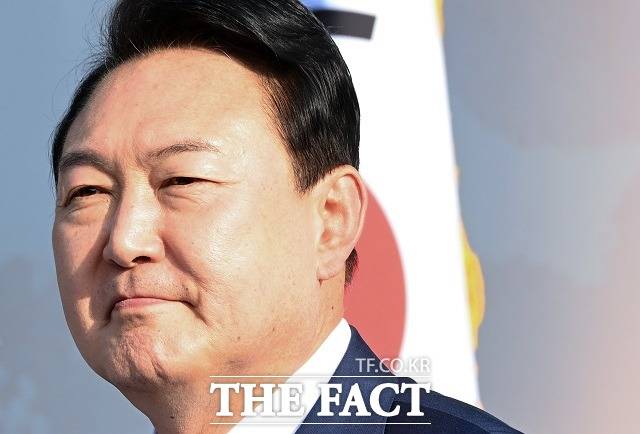 윤석열 대통령이 지난달 30일 종교계 지도자들을 초청해 '오찬 간담회'를 했다. 이 자리에 천주교 인사만 빠졌다. 이를 두고 일각에선 현재 천주교계와의 껄끄러운 관계를 대통령실이 의식한 게 아니냐는 말이 나온다. 천주교정의구현전국사제단은 지난달 서울을 시작으로 전국을 돌면서 '윤석열 퇴진'을 외치고 있다. /더팩트 DB