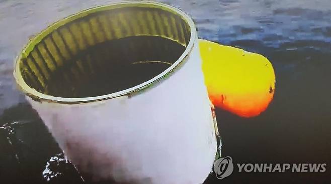 합동참모본부가 일부 인양한 '북한 주장 우주 발사체'로 추정되는 물체.[사진 = 합동참모본부, 연합뉴스]
