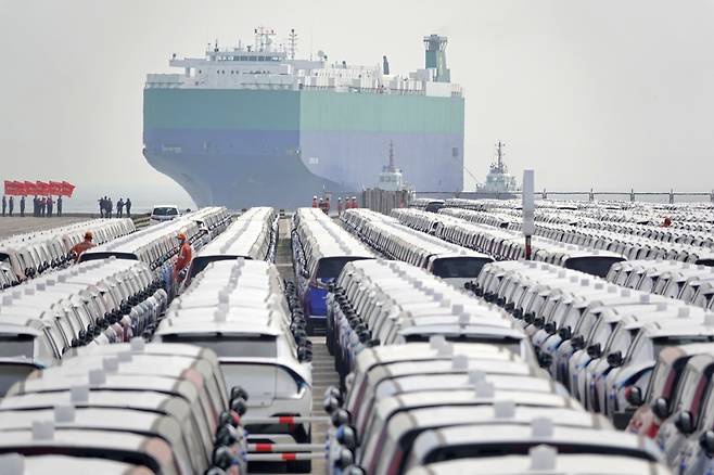 지난 5월 9일 중국 동부 산둥성 옌타이의 한 항구 부두에 수출용 차량이 주차돼 있다. /차이나토픽/AP 연합뉴스