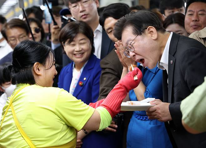 이재명 더불어민주당 대표가 3일 오후 부산 자갈치 시장을 찾아 해산물을 맛보고 있다. 이 대표 등 민주당 지도부는 이날 자갈치 시장을 찾아 후쿠시마 원전 오염수 문제 대책마련을 위한 어업인, 소상공인 간담회를 열었다. 2023.6.3/연합뉴스