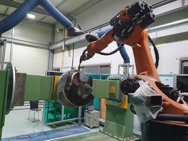 한국생산기술연구원 3D프린팅제조공정센터에 마련된 '아크열원 와이어 금속 3D 프린팅' 장비로 선박 프로펠러를 제작하는 모습. /한국생산기술연구원