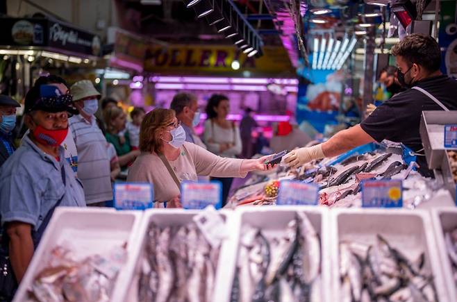 스페인 마드리드 마라빌라스 시장에서 장 보는 사람들. AP 뉴시스