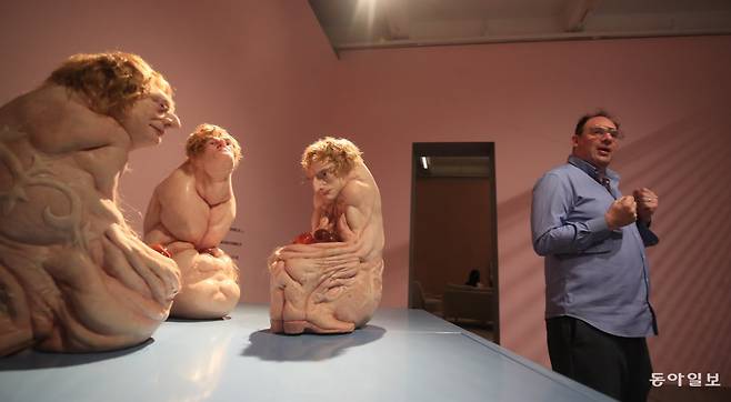 패트리샤 파치니니의 개인전이 열리는 전시장에서. 오른쪽이 토비어스 베르거입니다. 장승윤 기자 tomato99@donga.com