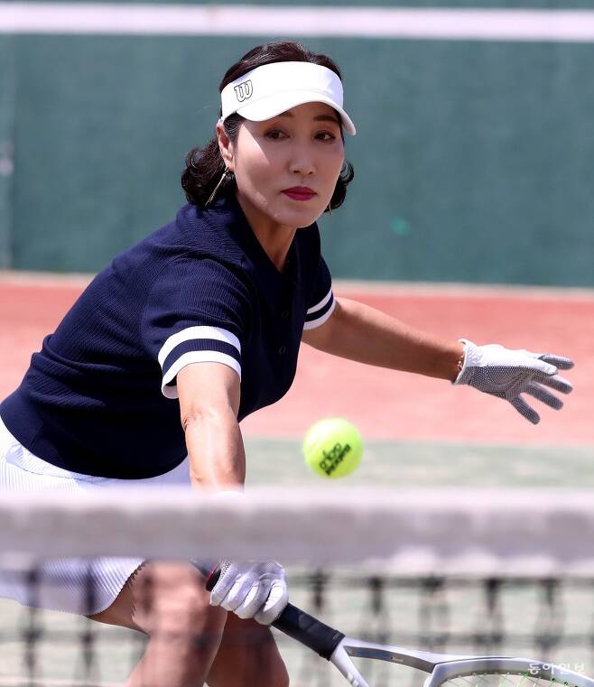 김선영 씨가 경기 남양주체육문화센터 테니스코트에서 상대 공을 받아넘기고 있다. 남양주=전영한기자 scoopjyh@donga.com
