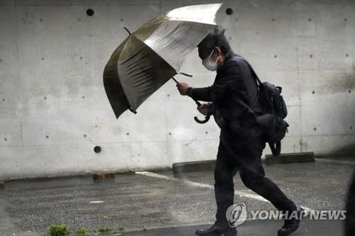 2일 도쿄 시내에서 걸어가는 시민. [AP=연합뉴스]