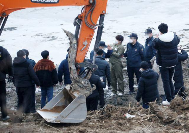 택시기사와 동거녀를 살해한 혐의로 구속된 이기영이 지난 1월 6일 오후 경기도 파주 공릉천변에서 검찰 관계자들에게 당시 현장 상황을 설명하고 있다. 연합뉴스