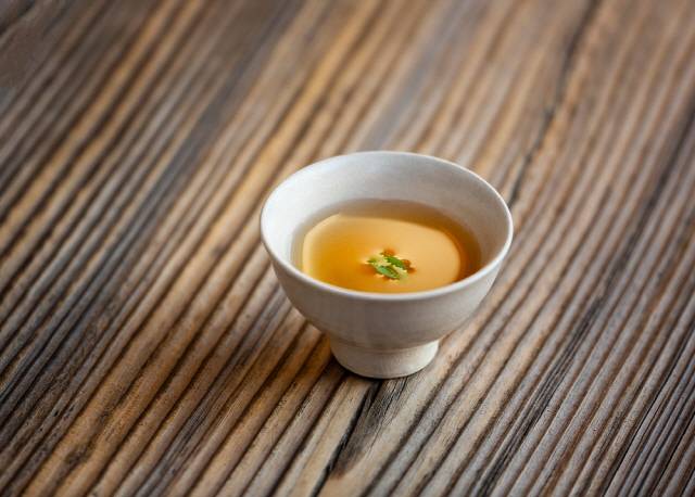 소화가 안 될 때마다 콜라를 마시면 오히려 소화장애로 이어질 수 있다. 속이 안 좋을 땐 매실차, 레몬밤차를 마시는 게 낫다. 사진은 매실차. /사진=클립아트코리아