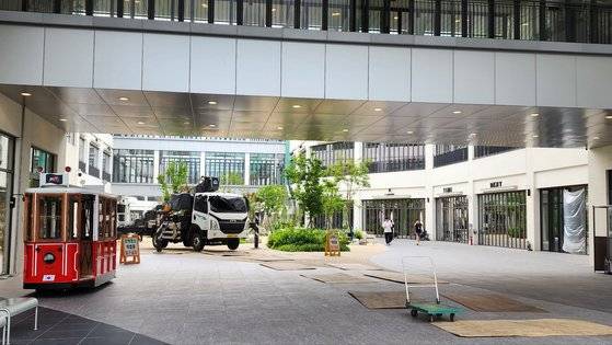 1일 오후 대전시 유성구 현대프리미엄아울렛 대전점에서 업체 관계자들이 재개장 결정을 앞두고 막바지 작업을 진행하고 있다. 신진호 기자