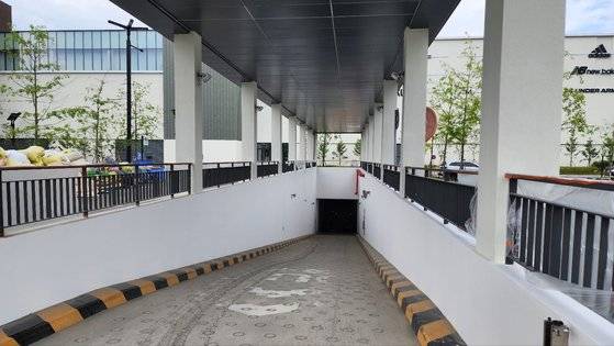지난 1일 오후 대전시 유성구 현대프리미엄아울렛 대전점 지하주차장 출입구가 재개장을 앞두고 말끔하게 도색돼 있다. 신진호 기자