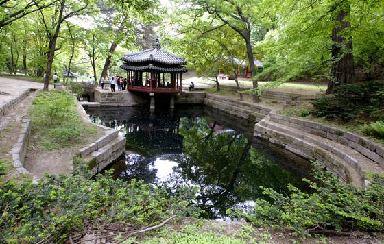 창덕궁 후원에 있는 6각 지붕의 존덕정. 이 정자에는 새로운 정치에 대한 정조의 의지를 담은 글 ‘만천명월주인옹자서’가 새겨진 나무판이 걸려 있다. [뉴시스]