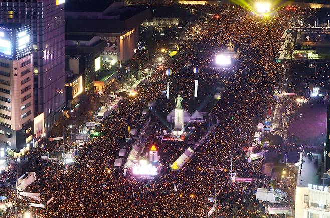 2016년 12월 3일 서울 광화문광장에서 박근혜 당시 대통령의 퇴진을 요구하는 촛불집회가 진행되고 있다.  / 사진공동취재단