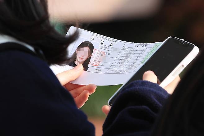 2023년도 대학수학능력시험을 앞두고 한 수험생이 수험표와 고사장을 확인하고 있다. 이준헌 기자