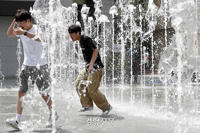 서울의 낮 기온이 27도로 무더운 날씨가 이어지고 있는 지난 2일 서울 광화문광장에서 시민들이 분수대를 오가며 더위를 식히고 있다. 문재원 기자