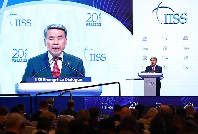 Defense Minister Lee Jong-sup speaks during the main session of the Shangri-La Dialogue in Singapore on Saturday. (Yonhap)