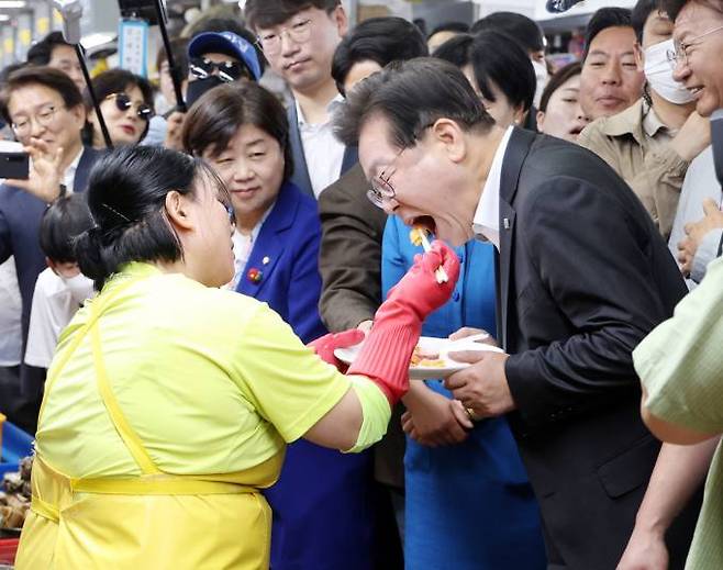 3일 부산 자갈치시장을 찾은 이재명 더불어민주당 대표.   연합뉴스