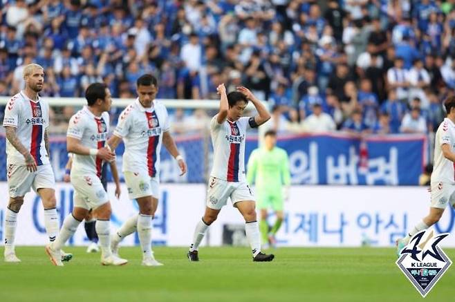 선제골을 넣고 기뻐하는 수원FC의 주장 윤빛가람(가운데). 프로축구연맹