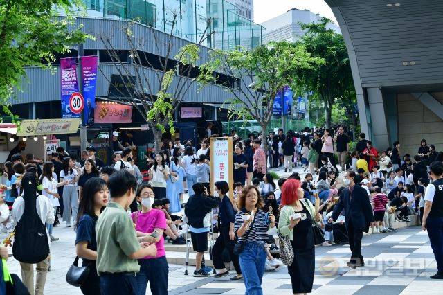 '2023 빌리 그레이엄 전도대회 50주년 기념대회 청소년 집회'에 참석한 청소년들이 2일 사랑의교회에서 추로스 소시지 등 푸드트럭 음식을 먹는 모습. 신석현 포토그래퍼