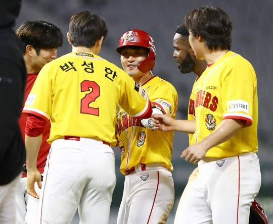 9회말 끝내기 안타를 날린 김성현이 동료들의 축하를 받고 있다.[사진 SSG랜더스]