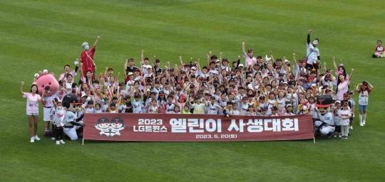 지난달 20일에 열린 2023 LG트윈스 엘린이 사생대회 참가자들의 한데 어우러져 기념사진을 찍었다.[사진 LG트윈스]