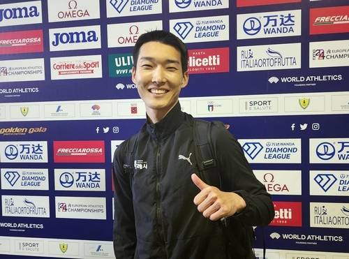 우상혁이 2일(현지시간) 2023 세계육상연맹 로마·피렌체 다이아몬드리그 남자 높이뛰기 결선을 마치고 믹스드존에서 인터뷰 뒤 사진 촬영을 위해 포즈를 취하고 있다. [연합뉴스]