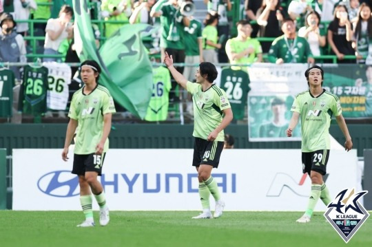 조규성(가운데)이 팬들을 향해 인사하고 있다. [한국프로축구연맹]