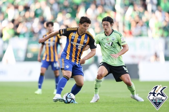 울산 주민규(왼쪽)와 전북 조규성이 볼 경합을 하고 있다. [한국프로축구연맹]